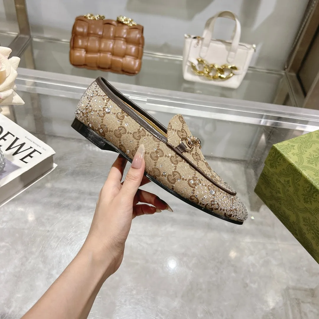👟👟Ex-factory price 500👟👟 Genuine leather sole +50 (35-41) (41/42 customized) As an outstanding representative of Gucci’s design heritage, the Jordaan series of loafers with horsebit buckles vividly highlight the classic and elegant style. Crafted from the brand's signature monogram canvas, this shoe is timeless. Made from soft material and with a refined, smooth silhouette, these shoes are a perfect expression of everyday elegance. Gucci Angora Red GG Canvas Women Light Gold Tone Hardware Horsebit Faceted Crystal Detail Leather Sole Flat.